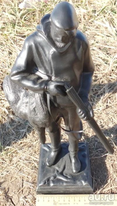 Лот: 15039952. Фото: 1. чугунная статуэтка Охотник с глухарем... Скульптуры