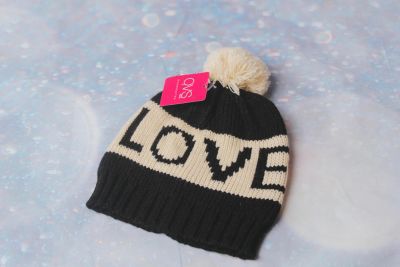 Лот: 11174949. Фото: 1. Шапка Ovs, черная, надпись LOVE... Головные уборы
