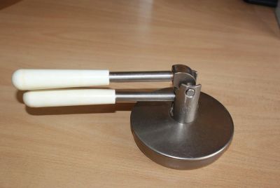 Лот: 7930211. Фото: 1. Машинка для закатывания банок. Кухонные аксессуары