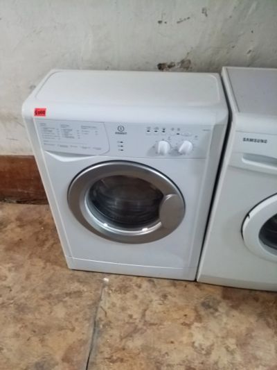 Лот: 12433473. Фото: 1. Б у стиральная машинка indesit... Стиральные машины