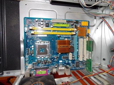 Лот: 2171360. Фото: 1. Материнская плата Gigabyte GA-G31M-ES2L. Материнские платы