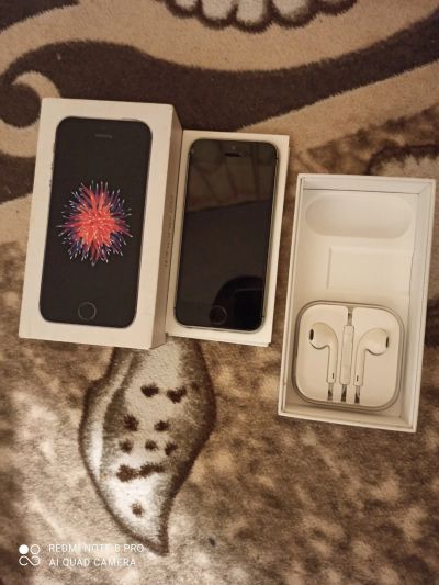 Лот: 16784787. Фото: 1. IPhone SE 128 GB. Смартфоны