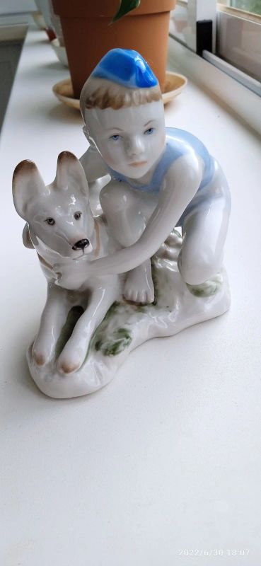 Лот: 19212662. Фото: 1. Мальчик с собакой ,фарфор (лфз... Фарфор, керамика
