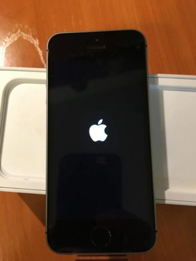 Лот: 9381303. Фото: 1. IPhone SE 64Gb. Смартфоны