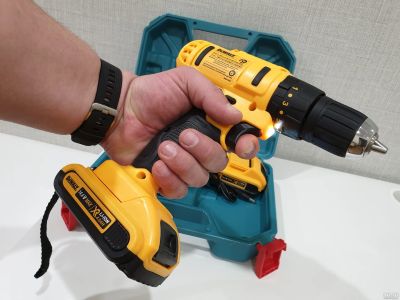 Лот: 17059052. Фото: 1. Ударный шуруповерт дрель DeWalt... Электроинструмент