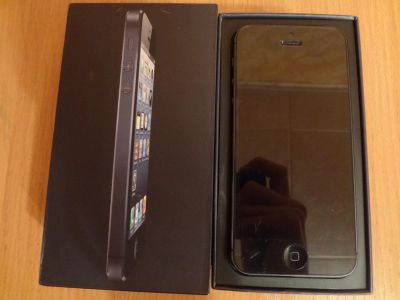 Лот: 4920698. Фото: 1. Iphone 5 64gb black + 3 чехла... Смартфоны