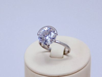 Лот: 14755720. Фото: 1. СЕРЕБРЯНОЕ КОЛЬЦО С ЦИРКОНИЕМ... Кольца, перстни