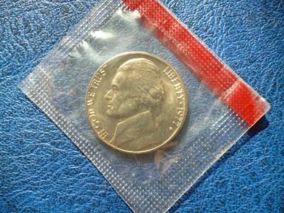 Лот: 11299779. Фото: 1. 5 центов 1977 года США в запайке... Америка