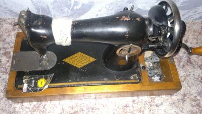 Лот: 3610515. Фото: 1. швейная машинка СССР с рубля!. Швейная, вязальная