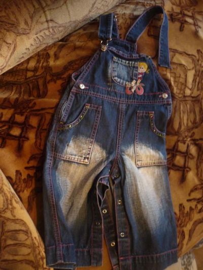 Лот: 4418582. Фото: 1. Джинсовый комбинезон на клепках... Брюки, шорты, джинсы