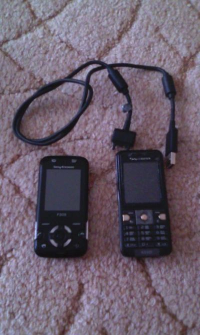 Лот: 8411854. Фото: 1. Sony Ericsson F305 и Sony Ericsson... Кнопочные мобильные телефоны