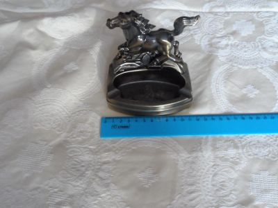 Лот: 10957413. Фото: 1. Зажигалка с пепельницей, металл. Зажигалки, спички, пепельницы