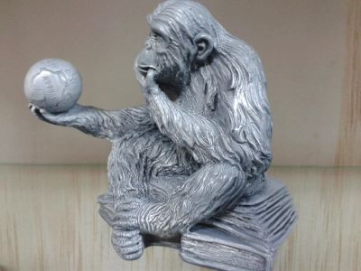Лот: 9902037. Фото: 1. обезьяна с глобусом или черепом... Скульптуры