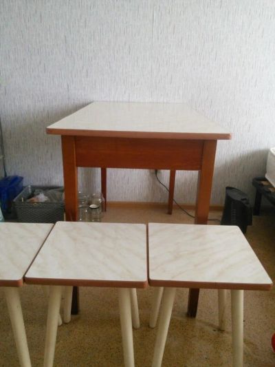 Лот: 11270691. Фото: 1. Стол кухонный + 3 стула. Столы, стулья, обеденные группы