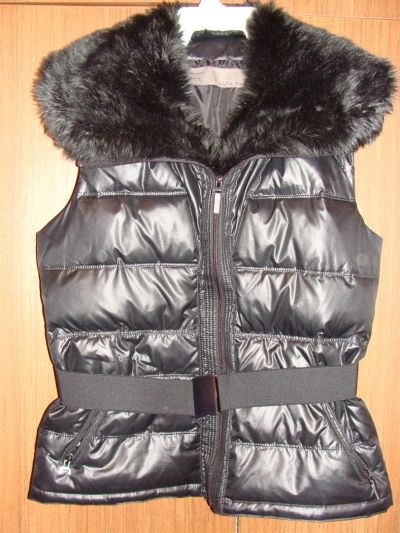 Лот: 3305706. Фото: 1. Жилет пуховой Zara с меховым воротником. Верхняя одежда