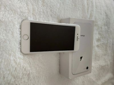 Лот: 17974380. Фото: 1. IPhone 8 64 Gb белый. Смартфоны