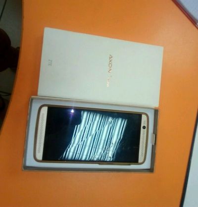 Лот: 9879793. Фото: 1. Zte axon 7 mini ( разбит экран... Смартфоны