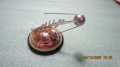 Лот: 25850516. Фото: 1. Сувенир настольный «Первый в мире... Игрушки