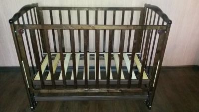 Лот: 11844236. Фото: 1. Кроватка детская с продольным... Детские кровати и кроватки