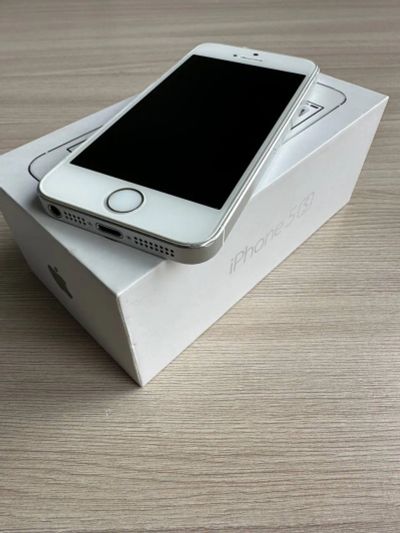 Лот: 20110271. Фото: 1. Iphone 5s white 16gb. Смартфоны