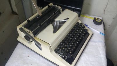 Лот: 11838523. Фото: 1. Печатная машинка , пишущая машинка... Орудия труда