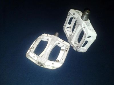 Лот: 3593396. Фото: 1. Белые шипастые педали Wellgo. Запчасти