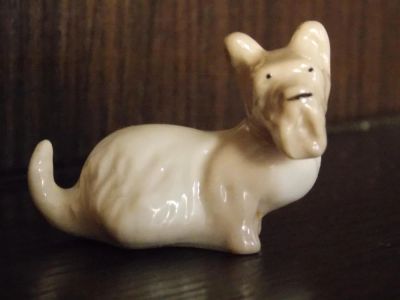 Лот: 6344018. Фото: 1. Собачка фарфоровая ЛФЗ. Фарфор, керамика