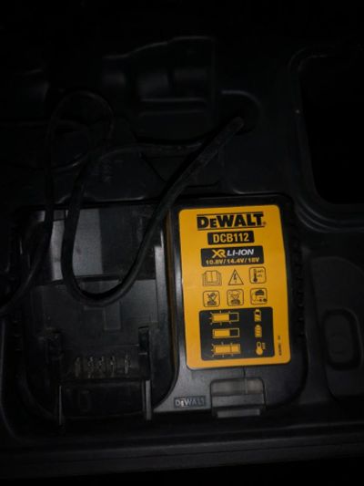 Лот: 16722539. Фото: 1. зарядное dewalt dcb112 с ящиком... Электроинструмент