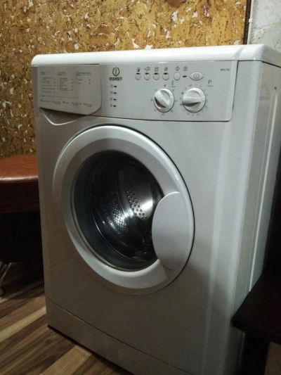 Лот: 11431753. Фото: 1. Стиральная машинка Indesit WISL... Стиральные машины