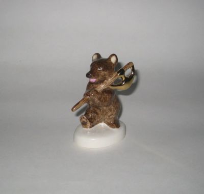 Лот: 8029493. Фото: 1. Медведь с секирой.Скульптор Львов. Фарфор, керамика