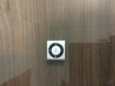 Лот: 5638615. Фото: 1. Apple iPod shuffle 4 2gb серебристый... Плееры