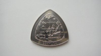 Лот: 9441381. Фото: 1. Треугольная монета Бермудских... Америка