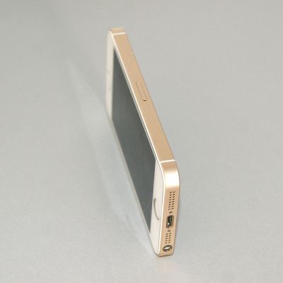 Лот: 14957747. Фото: 1. Apple iPhone SE 32 ГБ Gold | RU... Смартфоны