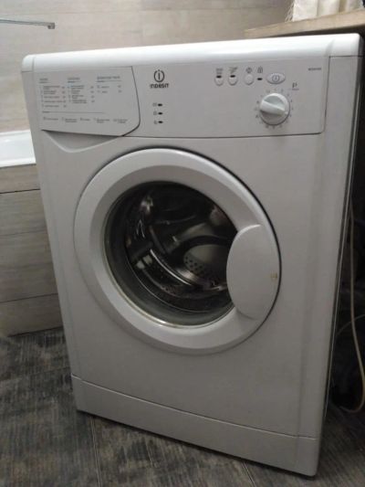 Лот: 9872560. Фото: 1. Стиральная машинка Indesit wisn100. Стиральные машины