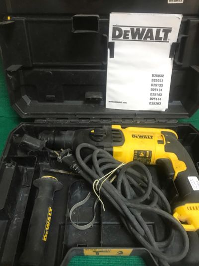 Лот: 24593502. Фото: 1. Перфоратор DeWalt D25133 в кейсе... Электроинструмент
