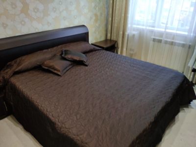 Лот: 15557481. Фото: 1. Кровать с матрасом и двумя тумбами. Кровати