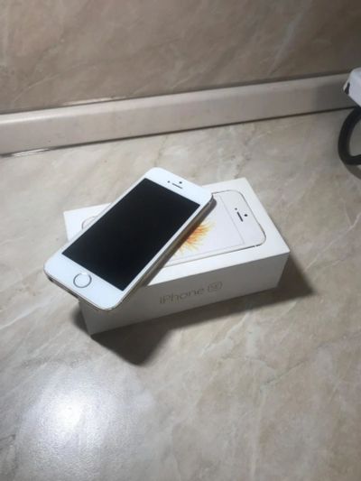 Лот: 13008083. Фото: 1. Apple iPhone SE 16Gb Gold. Хорошее... Смартфоны