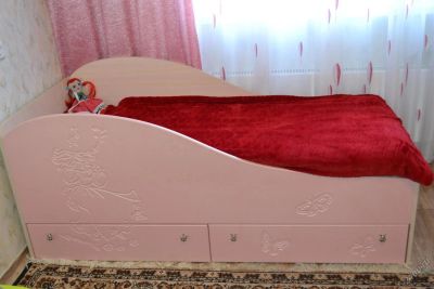 Лот: 5733302. Фото: 1. Продам кровать с матрасом и выдвижными... Детские кровати и кроватки