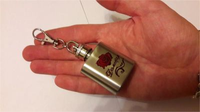 Лот: 10533425. Фото: 1. Брелок-фляжка "Дамская". Брелоки для ключей