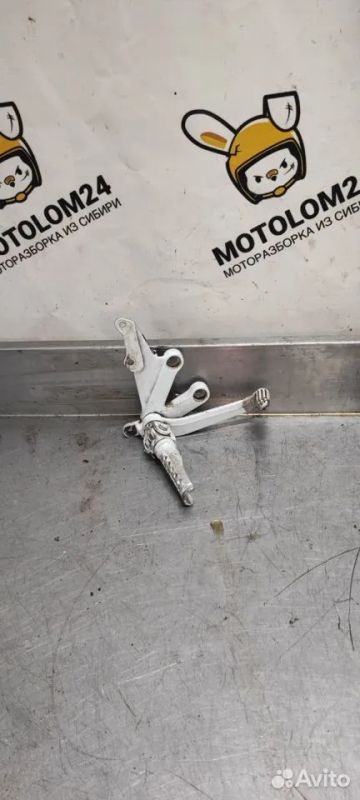 Лот: 22463072. Фото: 1. Подножка водителя правая Suzuki... Запчасти