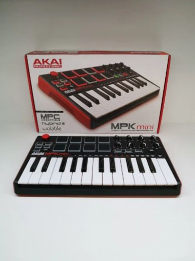 Лот: 16197975. Фото: 1. MIDI-клавиатура Akai Mpk mini... MIDI-оборудование