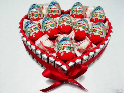 Лот: 15337318. Фото: 1. Подарок. Сладкое сердце. Kinder... Букеты из конфет, игрушек