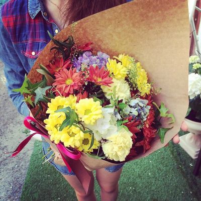 Лот: 6854827. Фото: 1. Фирменный букет от Радуги Цветов... Свежие цветы