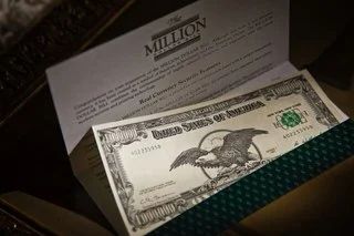 Лот: 6516889. Фото: 1. подарочная банкнота 1million dollar. Подарки на 23 февраля