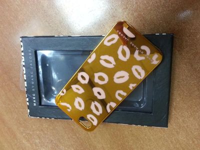 Лот: 3636117. Фото: 1. чехол на iphone 5 -Marc jacobs-золотой. Чехлы, бамперы