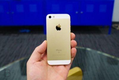 Лот: 10816765. Фото: 1. iPhone SE 64gd gold. Смартфоны