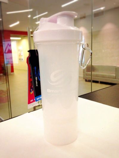 Лот: 9975117. Фото: 1. Шейкер SmartShake Slim neon white... Спортивная посуда