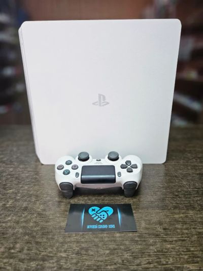 Лот: 21444160. Фото: 1. Белая Sony PlayStation 4 Slim... Игровые приставки, консоли