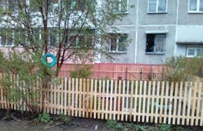 Лот: 9574093. Фото: 1. ЗАБоР ИЗ СТРоГАНнОГО ШТАКеТНИКА... Ворота, заборы, шлагбаумы