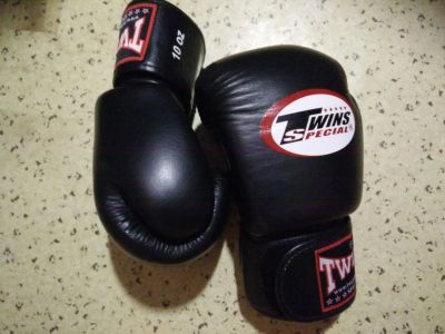 Лот: 5478375. Фото: 1. Боксерские перчатки Twins. Одежда для боевых искусств